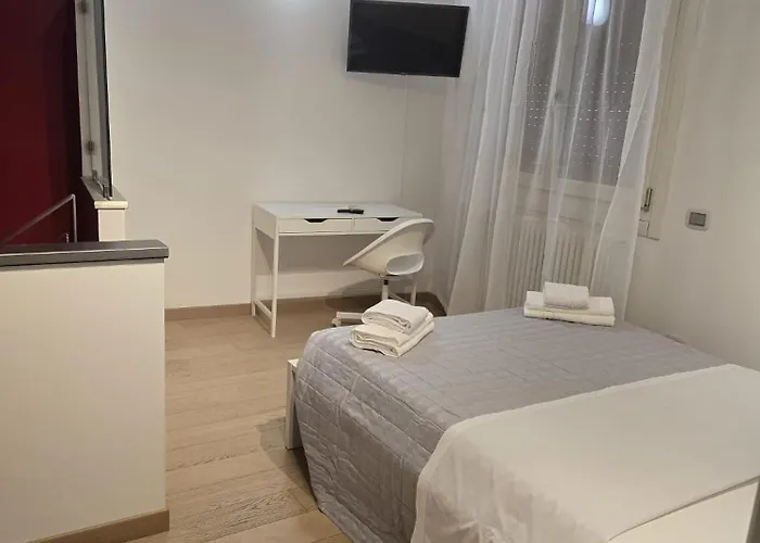 招待所 Mmm Train Station 4 *